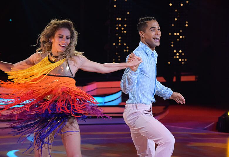 Mika e Bárbara trouxeram o circo para o palco em uma coreografia de jive que homenageou o nascimento do filho da estrela