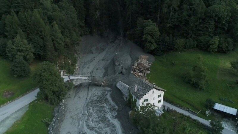 A polícia disse que não foi capaz de encontrar 14 pessoas na área, apesar da realização de intensas buscas por equipes de resgate
