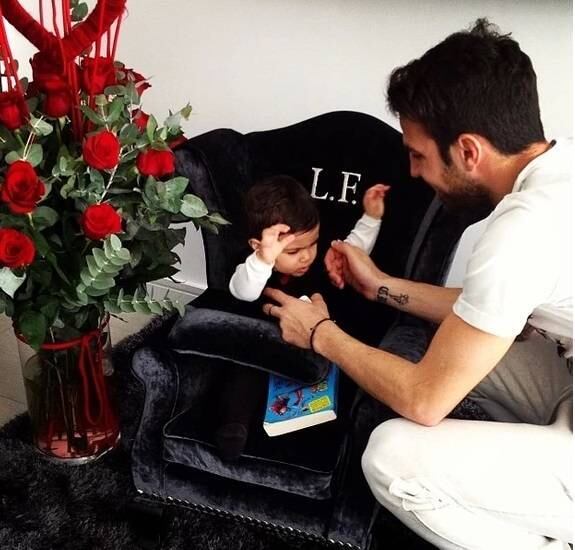 Daniella Semaan, mulher de Fábregas, postou uma foto onde aparecem o jogador, o filho do casal e as flores que ele mandou para ela