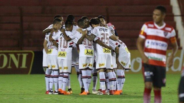 Comemoração na vitória por 2 a 1 do São Paulo sobre o Linense no Paulista