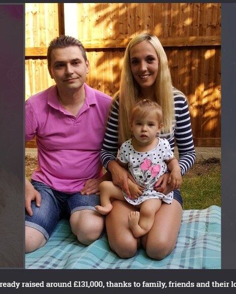 De acordo com a publicação, os pais têm apenas três semanas
para salvar as pernas da menina 