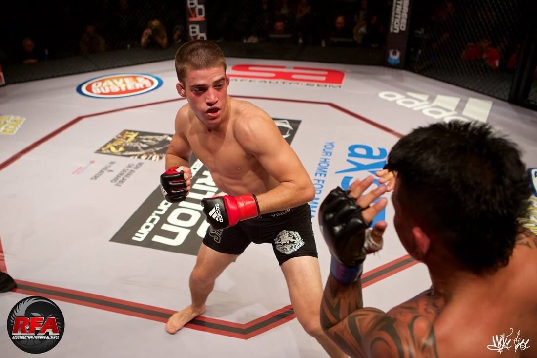 O MMA brasileiro pode estar ganhando um candidato a astro das lutas. Filho do ator da Rede Record Giuseppe Oristanio, Vitor conquistou sua primeira vitória na modalidade ao nocautear o havaiano Mark Tupas no evento RFA, que é promovido pelos empresários Ed Soares e Jorge ‘Joinha’ Guimarães. Leia mais

Crianças carentes desafiam Jon Jones
