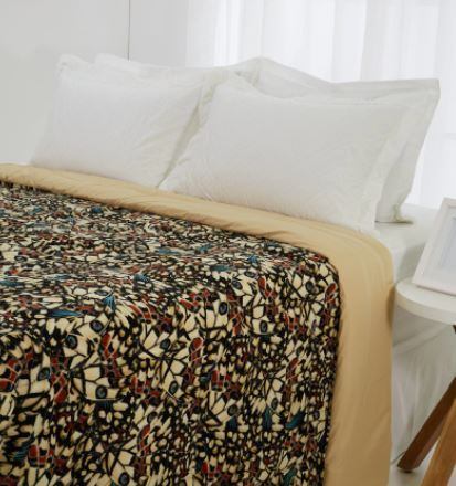 Edredom King New Fleece AK Home
Ohana Marrom aquece você e decora o seu quarto. Com dupla face, uma de
fleece e outra de tecido, é macio, confortável e deixa o ambiente com muito
estilo