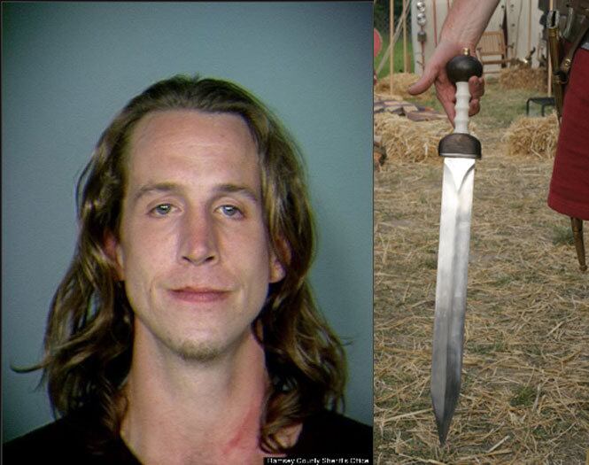 Chris Meusburger usou uma espada para ameaçar e ferir a sua vizinha de
62 anos, porque ela criticou o jeito com que ele cuidou do livro que ela
havia lhe emprestado