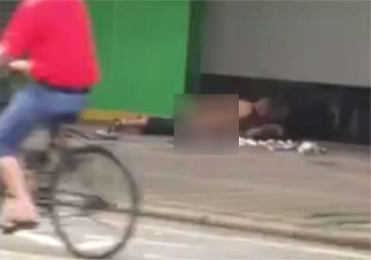 A cena aconteceu no meio do dia, na rua movimentada de uma cidade na China. Um casal faz sexo na calça sem dar a mínima para as pessoas que passavam pelo local. Detalhe: ninguém parou para interromper o que estava ocorrendo. No máximo, os pedestres olhavam, de relance, envergonhados, para o homem e a mulher, esparramados no piso sujo