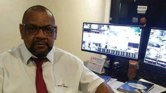 A porteiro morreu por traumatismo craniano
