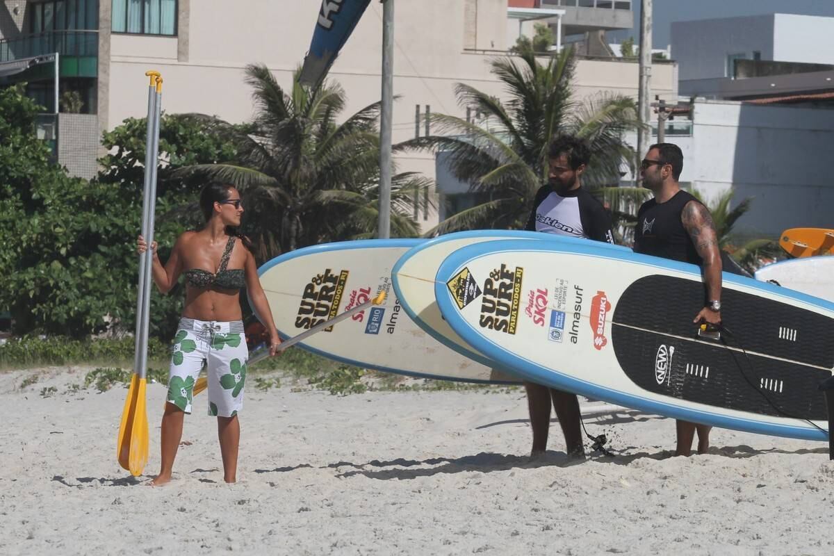 Bruno Gagliasso e Ricardo Pereira praticam stand up paddle na praia da Barra da Tijuca, no Rio