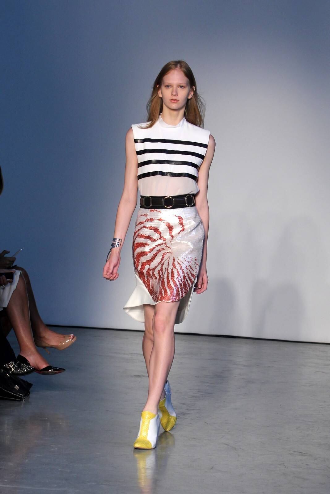 O segundo dia de desfiles da temporada inverno 2015 da São Paulo Fashion Week começou com a coleção do estilista Pedro Lourenço, nesta terça-feira (4). As modelos entraram na passarela após uma hora de atraso e vestiram peças feitas de diferentes materiais, que iam desde os trabalhos com paetês até detalhes com argolas de meta. Além dos casacos e saias que deram um ar sexy à coleção, as sandálias com saltos largos, arredondados e amarrações no tornozelo também foram destaque na passarela