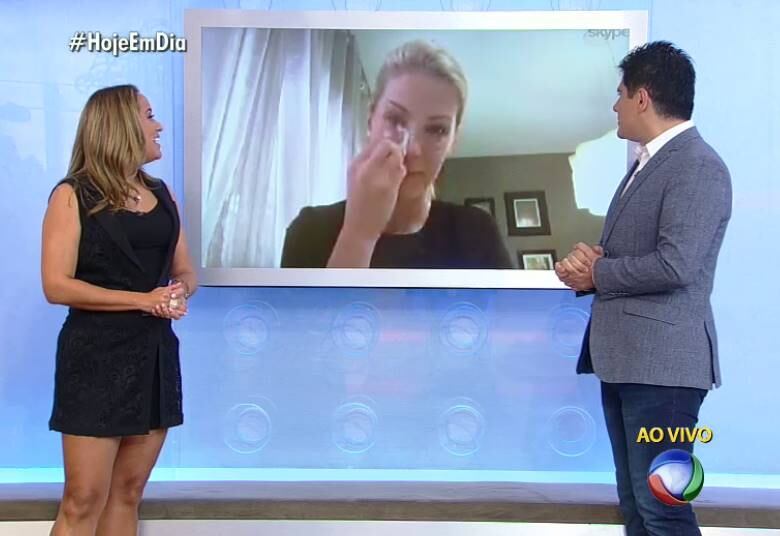 — É
nessas horas que a gente percebe que tem muitos amigos perto. Nunca imaginei
receber tantas mensagens de carinho, não só de vocês ontem à noite no Domingo
Espetacular. Muito obrigada pelo que vocês mandaram para mim! Muito obrigada
mesmo! Vocês são minha família também, são muito importantes para tudo aquilo
que eu faço, tudo aquilo que eu sou 