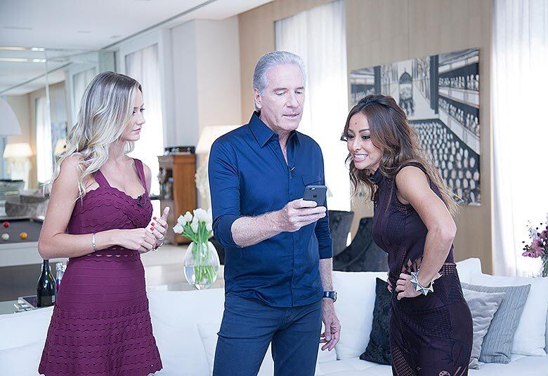 
Sabrina Sato vai visitar Roberto Justus e a mulher,
Ana Paula Siebert e, além de conhecer a intimidade do casal, que mora em São
Paulo, faz algumas brincadeiras e bate um papo divertido com os dois

• VÍDEO: Figurinha do Brasil ensina crianças a praticar esporte e preservar o meio ambiente
