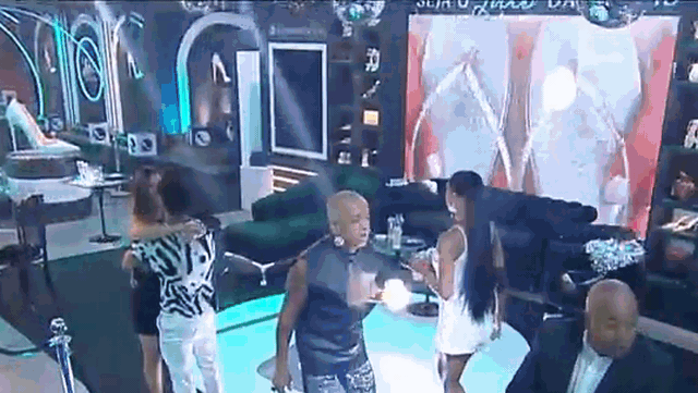 Reprodução em GIF/Casais remanescentes comemoram permanência no jogo | A Fazenda 17 (00:07)