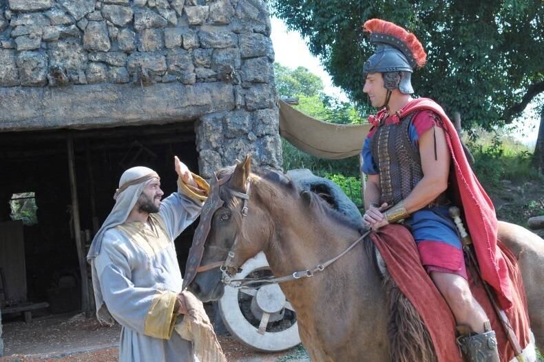 O ator falou também sobre os estudos bíblicos para o trabalho.
— A história eu já conhecia mas não com a riqueza de detalhes. Todos mergulhamos juntos. As aulas com os preparadores de elenco Fernanda Guimarães e Leandro Baumgratz foram perfeitas para que pudéssemos conhecer mais desse universo

