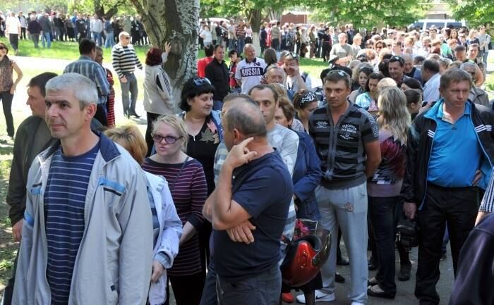 Em Donetsk, a fila para chegar às urnas é muito longa
