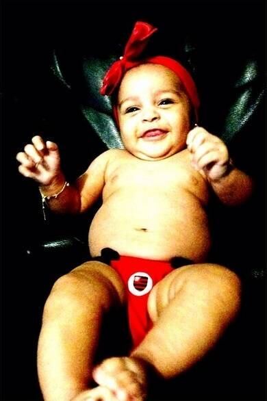 Depois da breve passagem pelo Atlético-PR, Adriano está
levando uma vida tranquila. O boleiro deve ter ficado orgulhoso com a foto da
filha vestida de flamenguista 