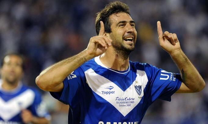 O atacante Lucas Pratto, contratado pelo Atlético-MG, deverá encabeçar uma nova lista de estrangeiros que atuarão no Brasil em 2015. Ele chegou com pompa de ídolo, após se sagrar artilheiro no Velez Sarsfield, fazendo o clube mineiro desembolsar R$ 13 milhões para ter o seu futebol
Zé Roberto assina com o Palmeiras 
