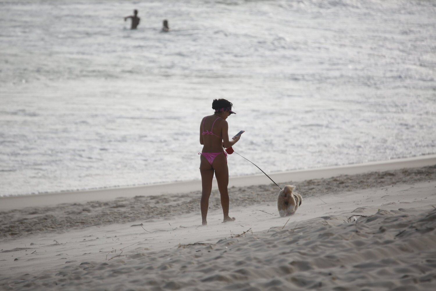 Munik mostra suas novas próteses de silicone em dia de praia no Rio