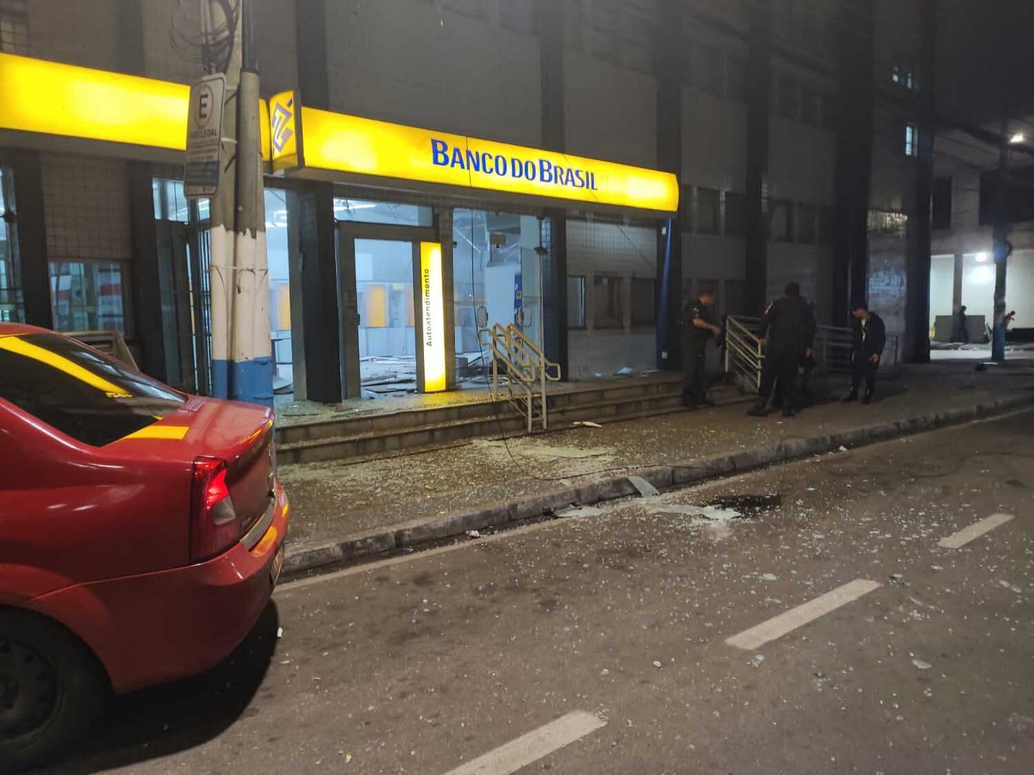 Agência foi explodida durante a madrugada
