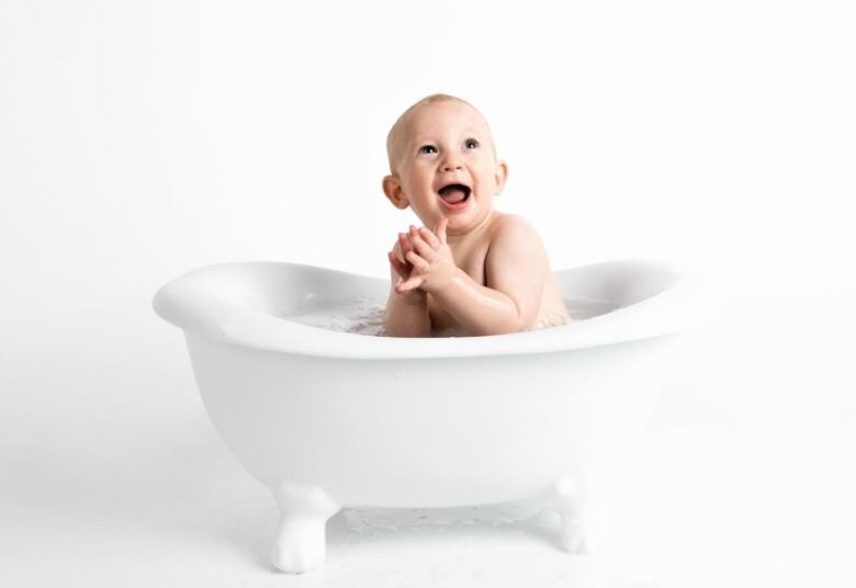 Antes de iniciar o banho é fundamental preparar o ambiente com antecedência, deixando disponíveis todos os objetos que serão usados. “Após o preparo do ambiente, a mãe se sentirá mais segura e relaxada para envolver o bebê e vivenciar o momento da melhor maneira possível. É importante lembrar que o afeto e o desejo de estar com seu bebê é o que, realmente, importará para ele”, comenta Liliane Falanga.