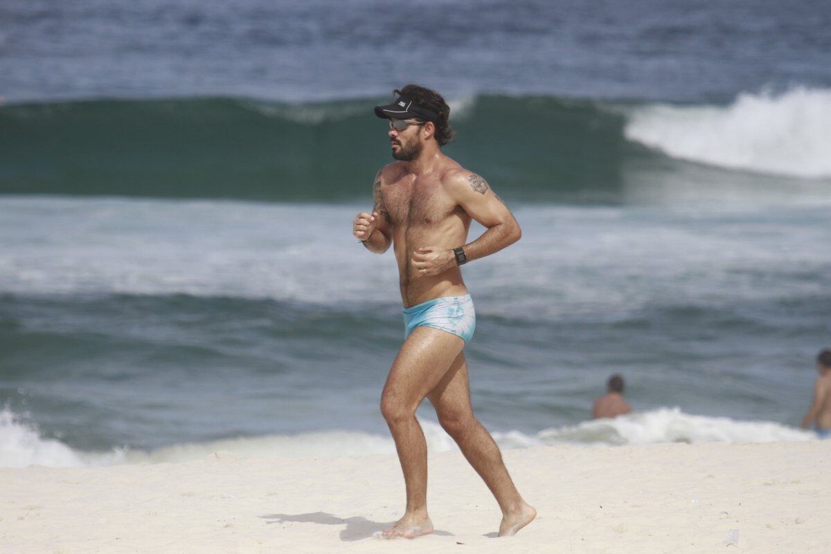 O bonitão foi flagrado pelo paparazzo na praia da Barra da Tijuca