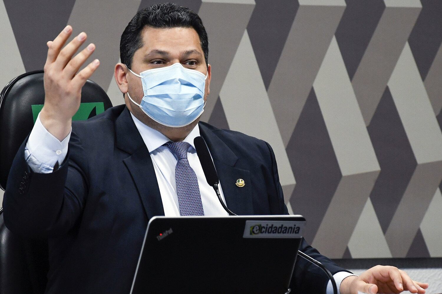 Senado FederalSeguir
CCJ - Comissão de Constituição, Justiça e Cidadania
Comissão de Constituição, Justiça e Cidadania (CCJ) realiza reunião semipresencial com 3 itens. Entre eles, a PEC 28/2021, que restabelece coligações partidárias nas eleições proporcionais.

 

Presidente da CCJ, senador Davi Alcolumbre (DEM-AP), conduz reunião.

 

Foto: Roque de Sá/Agência Senado