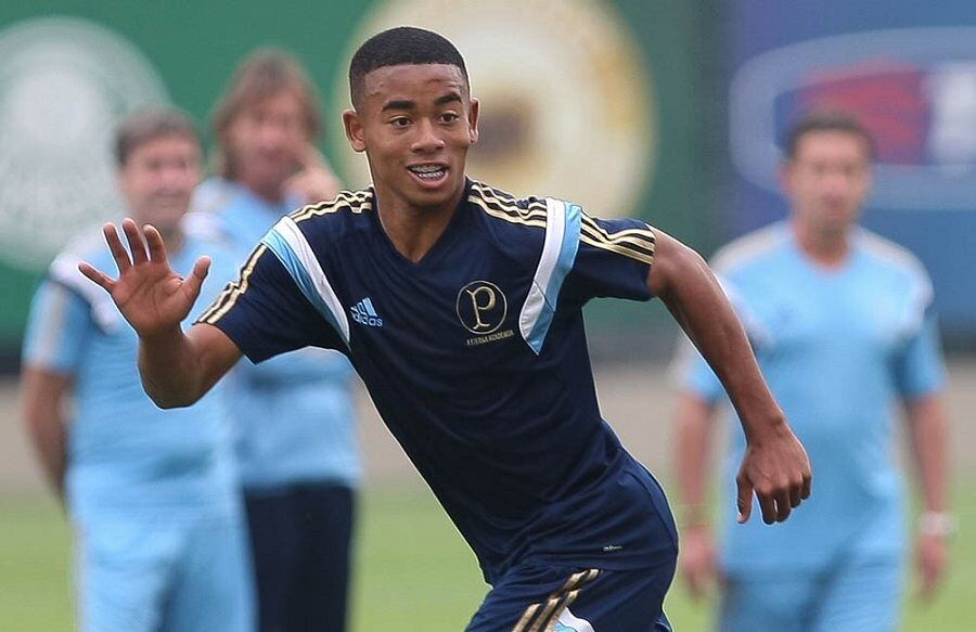 Gabriel Fernando, atacante do Palmeiras, ainda não fez a sua estreia entre os profissionais, mas merece atenção. O atleta de 17 anos tem uma média de gols incrível. No Campeonato Paulista sub-17, Gabriel chegou a marcar 21 gols em apenas oito partidas

Veja também: NBA 2K15 ou o lendário NBA Jam: Qual o melhor jogo de basquete?

