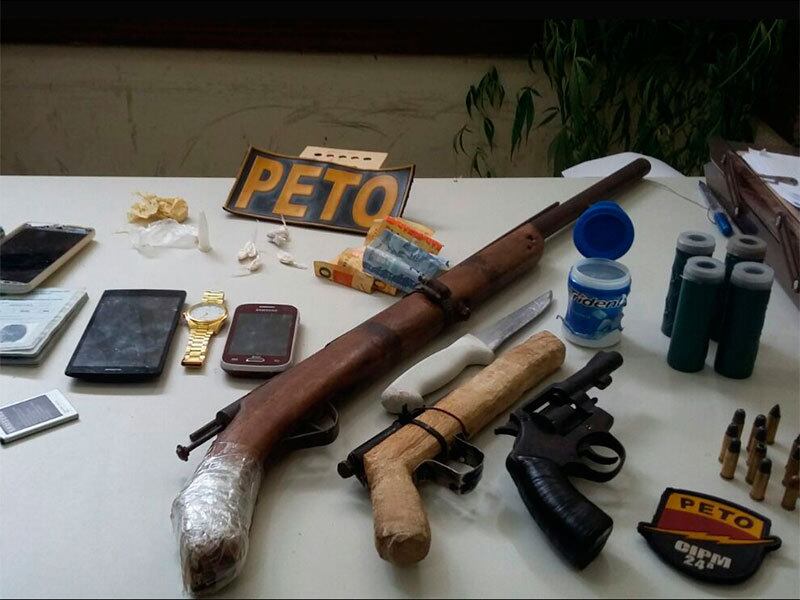 Com a dupla foram encontrados uma pequena quantidade de substâncias entorpecentes, um revólver e munições