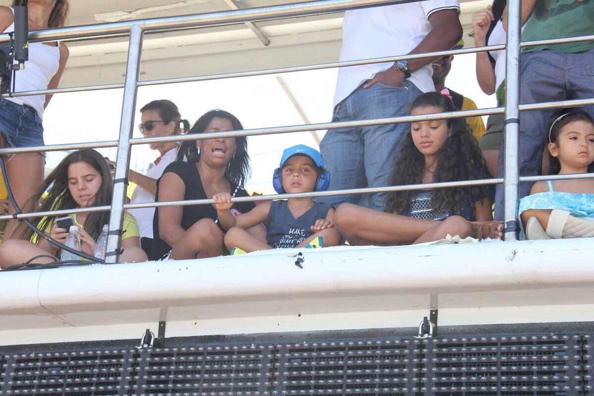 Marcelo, filho de Ivete Sangalo, acompanhava o show da mamãe famosa