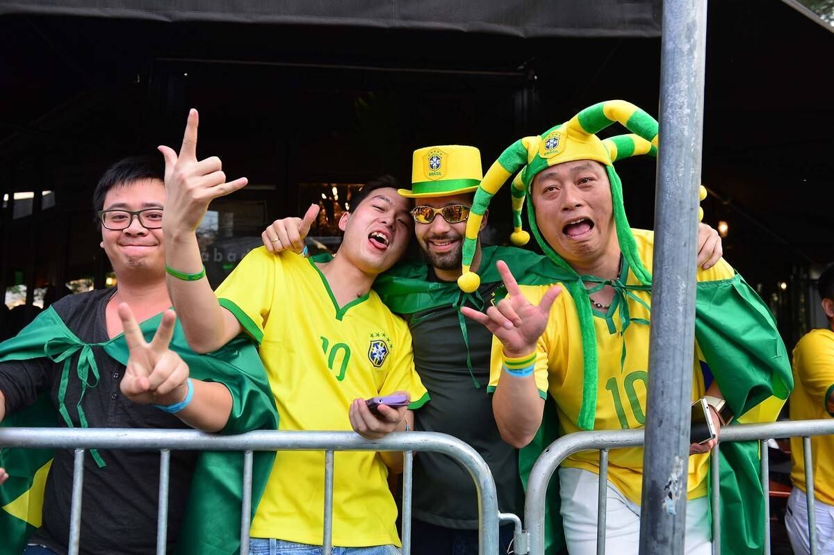 Igor Gustavo, de 24 anos, indicou o tradicional bairro
boêmio aos amigos de trabalho, que são chineses. Um deles, Lucas Hong, está no
Brasil pela primeira vez. “Estou amando o clima da Copa”, disse