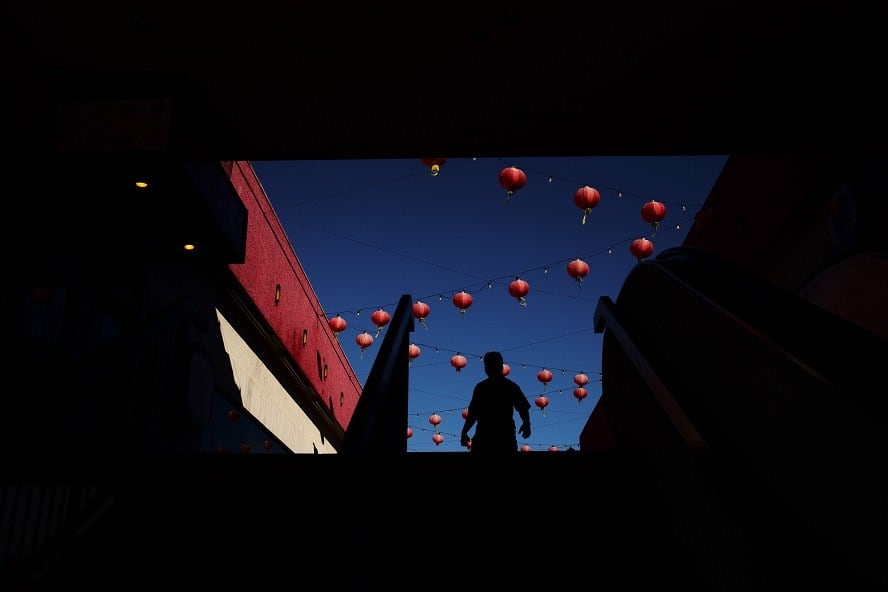 Em Los Angeles, um homem caminha por um shopping que também foi decorado com as lanternas chinesas 