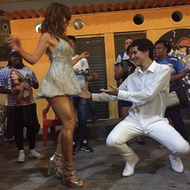 Para ficar ainda mais bela, Sabrina Sato passou brilho nas pernas. Linda, não?