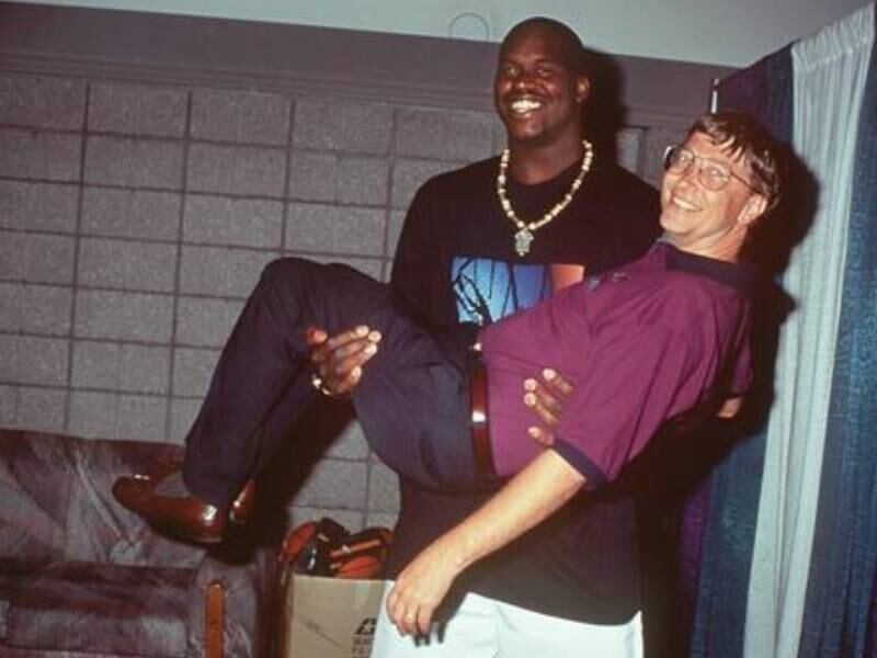 Shaquille O'neal e Bill Gates

Os dois parecem bem à vontade neste clique, não é? 
