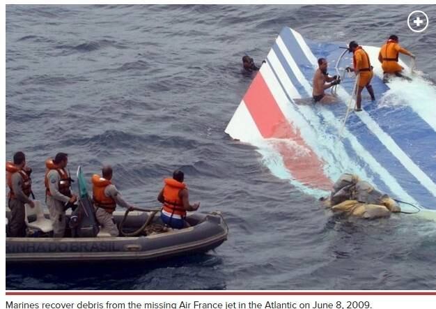 Segundo investigações publicadas na revista britânica
Vanity Fair, momentos antes do acidente, a aeronave enfrentava uma forte
tempestade tropical. Além disso, as informações sugerem que dois dos três
pilotos do voo Air France 447 estavam
dormindo até poucos minutos antes do avião se chocar contra a água