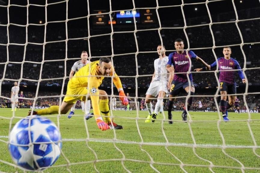 Rafinha aproveitou bem a chance como titular. Anotou seu gol e deixou boa impressão na partida diante da Inter de Milão
(Foto: JOSEP LAGO / AFP)