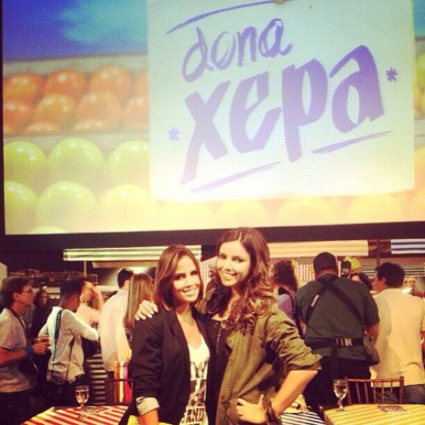 Pérola Faria viverá a Yasmin e fez questão de postar uma foto do dia da coleta em seu Instagram: "Eu e Aninha Melo, que estreia em Dona Xepa. Não percam, hoje, às 22h15!"
