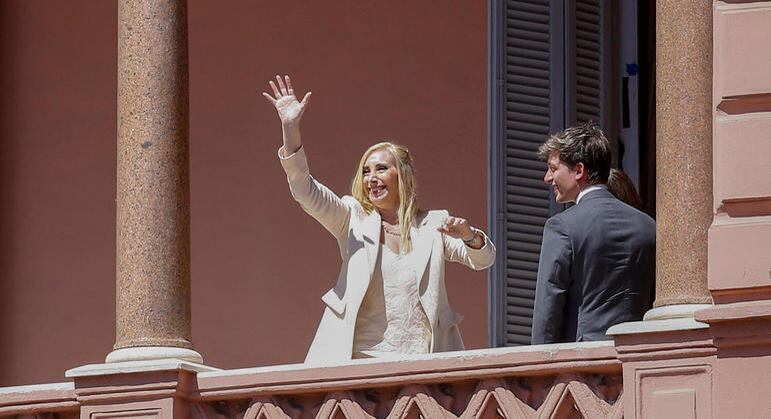 Karina acena para o público em sacada da Casa Rosada durante a posse de Javier Milei