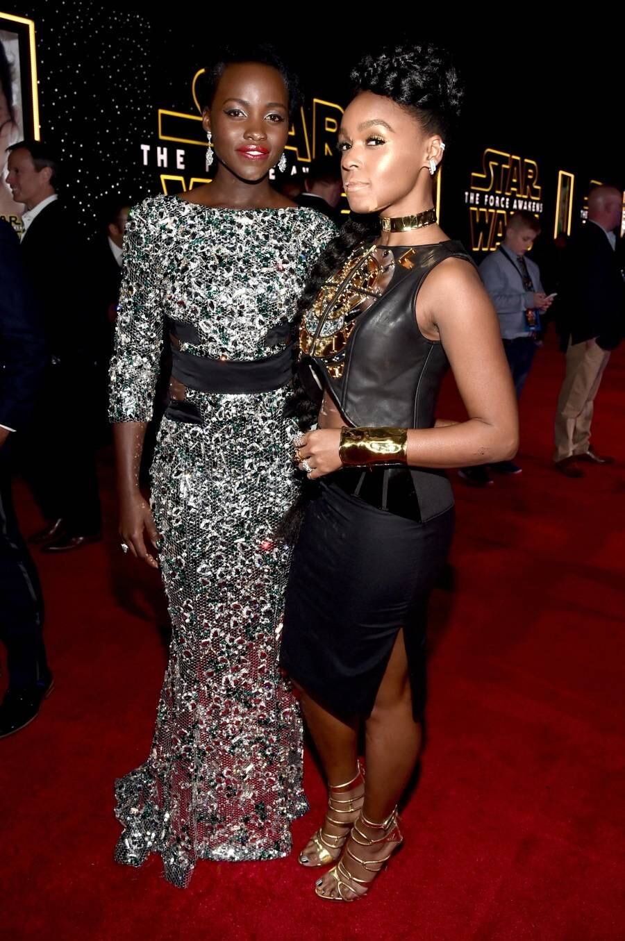 Olha que poderosas! A atriz Lupita Nyong'o e a cantora Janelle Monáe estavam lindas. Janelle estava com um visual meio Princesa Leia, né?