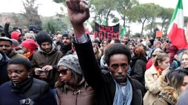 Italianos e imigrantes levaram pacificamente cartazes e bandeiras