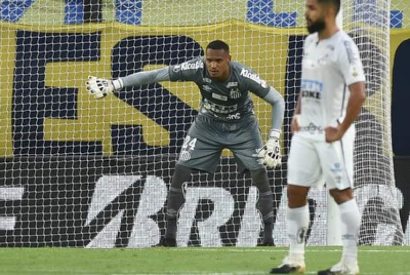ESQUENTOU - O goleiro John, do Santos, teve sua situação contratual consultada pelo Sevilla, da Espanha. O jogador, de 25 anos, possui passaporte italiano por parte de mãe, o que facilitaria uma venda ao futebol europeu. O Peixe renovou com o arqueiro em 2019, levando seu contrato até 2023 e com multa de 70 milhões de euros caso o goleiro seja negociado com clubes de fora do Brasil.