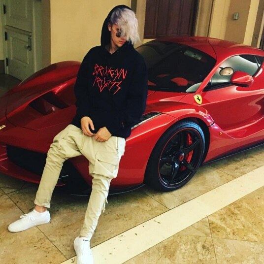 Ano novo, cabelo novo! Justin Bieber mudou o visual e agora está platinado. O astro teen voltou a usar o franjão, mas, desta vez, completamente branco

Acesse o R7 Play e assista à programação da Record quando quiser