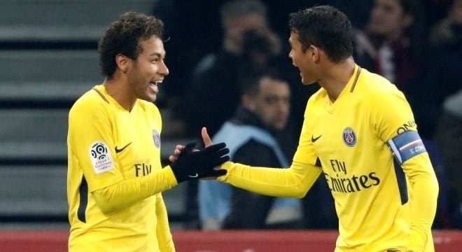 Neymar comemora seu belo gol com Thiago Silva, capitão da equipe