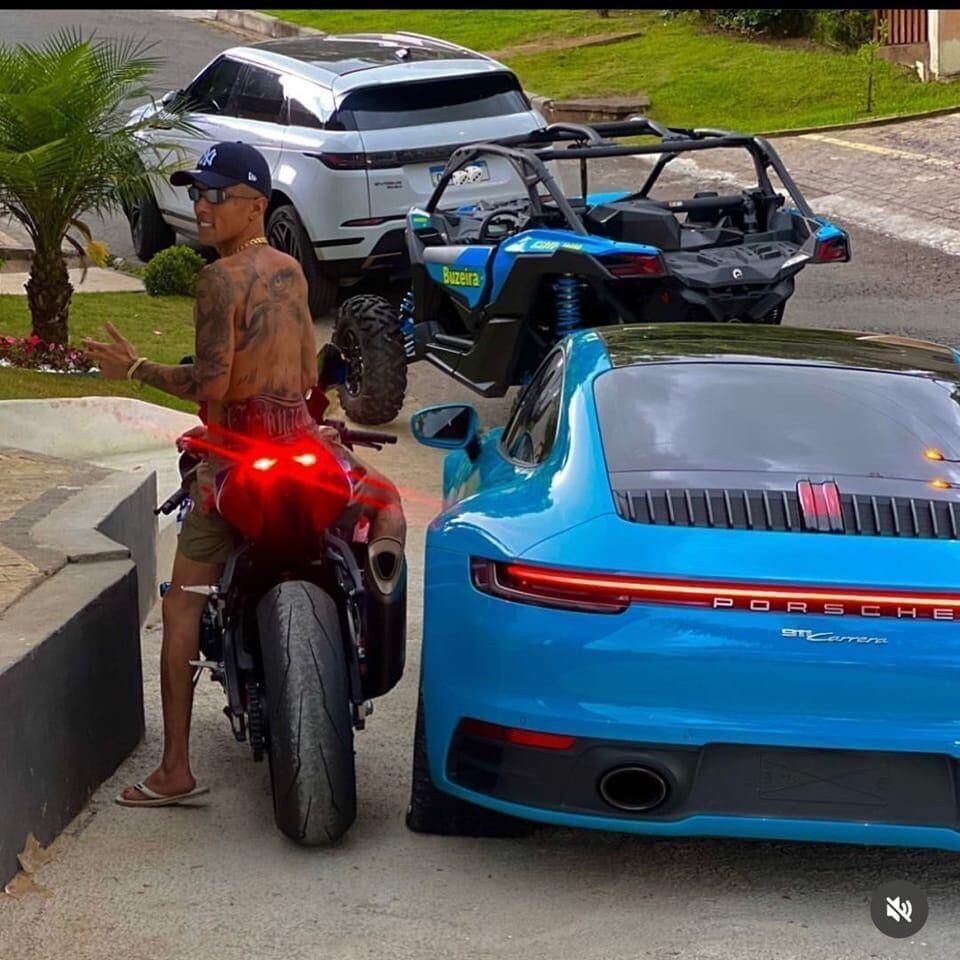 No ano passado, Bruno Aleksander, conhecido como "Buzeira", começou a ser investigado pela Polícia Federal por promover loterias ilegais nas redes sociais. Ele foi um dos alvos de uma operação de busca e apreensão em maio deste ano. Carros, motos e um jet ski já foram apreendidos na casa dele. O suspeito afirmou à polícia desconhecer o motivo de ter que prestar depoimento e nega ter praticado crimes. Segundo a PF, existem mais de 24 mil reclamações sobre o não pagamento dos prêmios