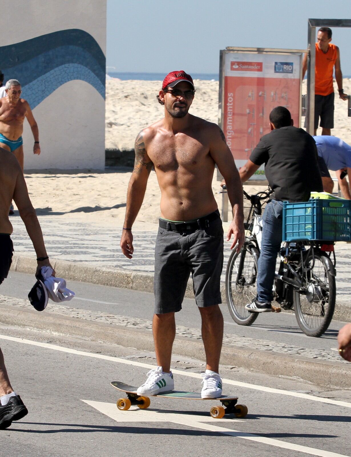 Fã de esportes, Juliano Cazarré deixou a família em casa e foi aproveitar este domingo (2) de sol na praia do Leblon, na zona sul do Rio