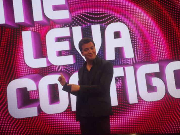 

No
programa, 30 mulheres avaliam os candidatos e deixam claro suas exigências para
escolher alguém. O apresentador convoca o primeiro candidato para se apresentar
às participantes. A partir deste momento, elas começam a avaliá-lo. Quem não
gostar da aparência dele, por exemplo, deve apagar a luz do púlpito, movimento
que indica a saída do jogo. Quem gostar do rapaz continua com o púlpito aceso.


Para ajudar as candidatas, serão exibidos vídeos com informações e depoimentos
de amigos e familiares sobre o rapaz. A partir de cada nova informação que
receberem sobre o pretendente, as mulheres decidem se permanecem na disputa ou
não. A garota que terminar com a luz acesa no púlpito é a escolhida por ele.

