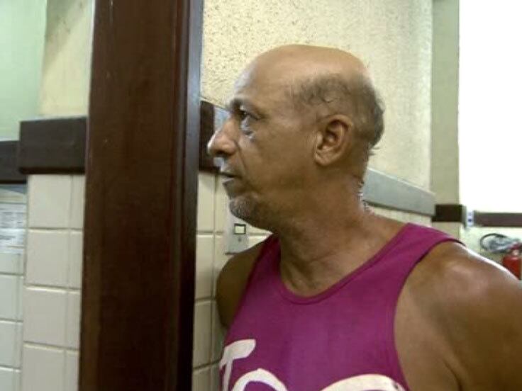 O suspeito e a vítima eram vizinho e, segundo o delegado
Reinaldo Mangabeira, Osvaldo disse que estava sendo prejudicado em razão da
vítima ter subtraído R$ 17 mil do imóvel dele, usando a cópia da chave do
vizinho para ter acesso a garagem