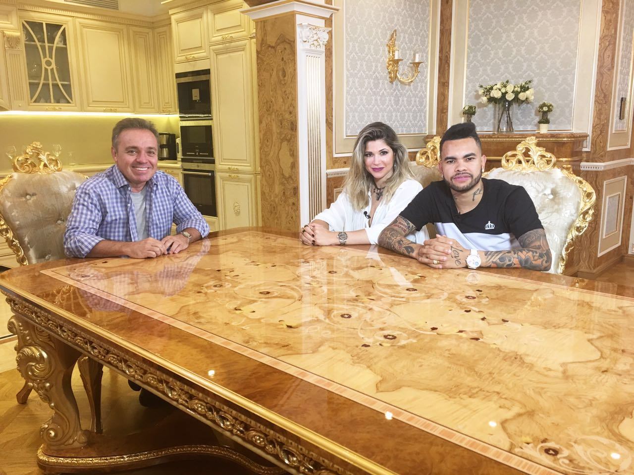 “Um dia antes de o Bruno sair de lá (Donetsk)... Ele saiu num dia, no outro fecharam tudo, explodiram tudo”, conta Dani Souza, a Mulher Samambaia