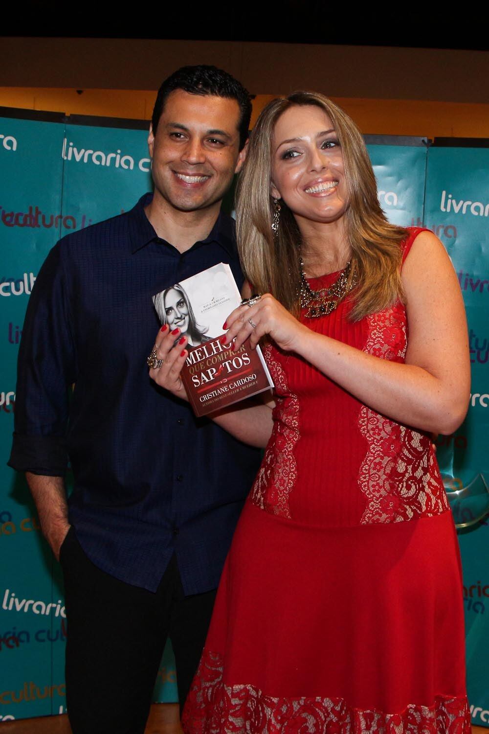 Ao lado do marido Renato Cardoso, Cristiane posou segurando o livro