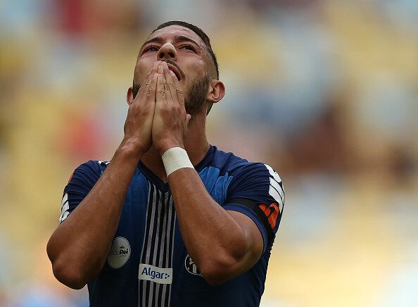 Na estreia do Campeonato Brasileiro, o Santos enfrentou o Fluminense no Maracanã e foi derrotado por 3 a 2. Jogando improvisado na lateral esquerda, Jean Mota fez o pênalti que colocou o time carioca em vantagem no primeiro tempo