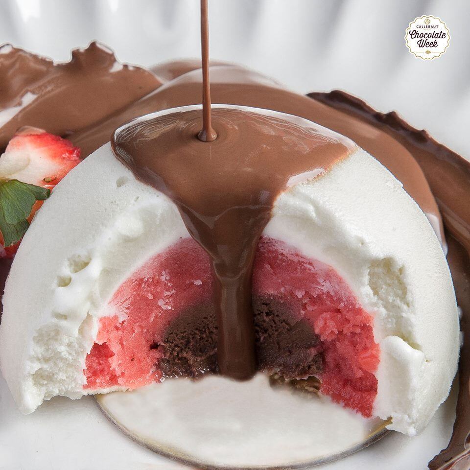 Essa é para quem gosta de sorvete. Chamada de La Sfera, a
sobremesa consiste em sorvete napolitano servido dentro de uma esfera de
chocolate e finalizada com calda quente de chocolate. O prato é da Gelato
Boutique e custa R$ 18.

A receita da Renata Arassiro Chocolates (Rua Pascal, 1.195 - Campo Belo) é um Combo: chocolate quente cremoso
com Callebaut Brasil perfumado com puxuri e marsmallow, e trufa trio de cupuaçu
(trufa com ganache de cupuaçu, pate à fruit de cupuaçu e ampola com licor de
cubuaçu banhado no chocolate Brasil). Custa R$20
