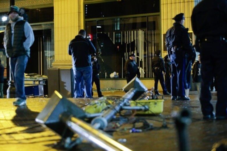 Os fãs de Philadelphia Eagles se reúnem para assistir sua equipe no Super Bowl LII contra os Patriotas da Nova Inglaterra
PHILADELPHIA, PA - 5 DE FEVEREIRO: os policiais de Filadélfia tentam manter os fãs afastados das janelas da loja do macy quebradas ao celebrar a vitória do Philadelphia Eagles no jogo Super Bowl LII contra os New England Patriots em 5 de fevereiro de 2018 na Filadélfia, Pensilvânia ... (Foto por Eduardo Munoz Álvarez / Getty Images)
