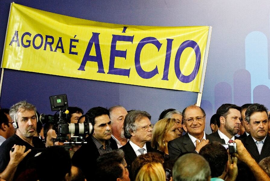Apesar de Aécio ser o principal nome da legenda para se candidatar à Presidência da
República em 2014, a  escolha dele como líder gera um desconforto nos apoiadores de José Serra, que
defendiam o paulista para comandar a legenda.

Serra não esteve no Congresso desta segunda e seu nome foi mencionado poucas vezes. Leia mais